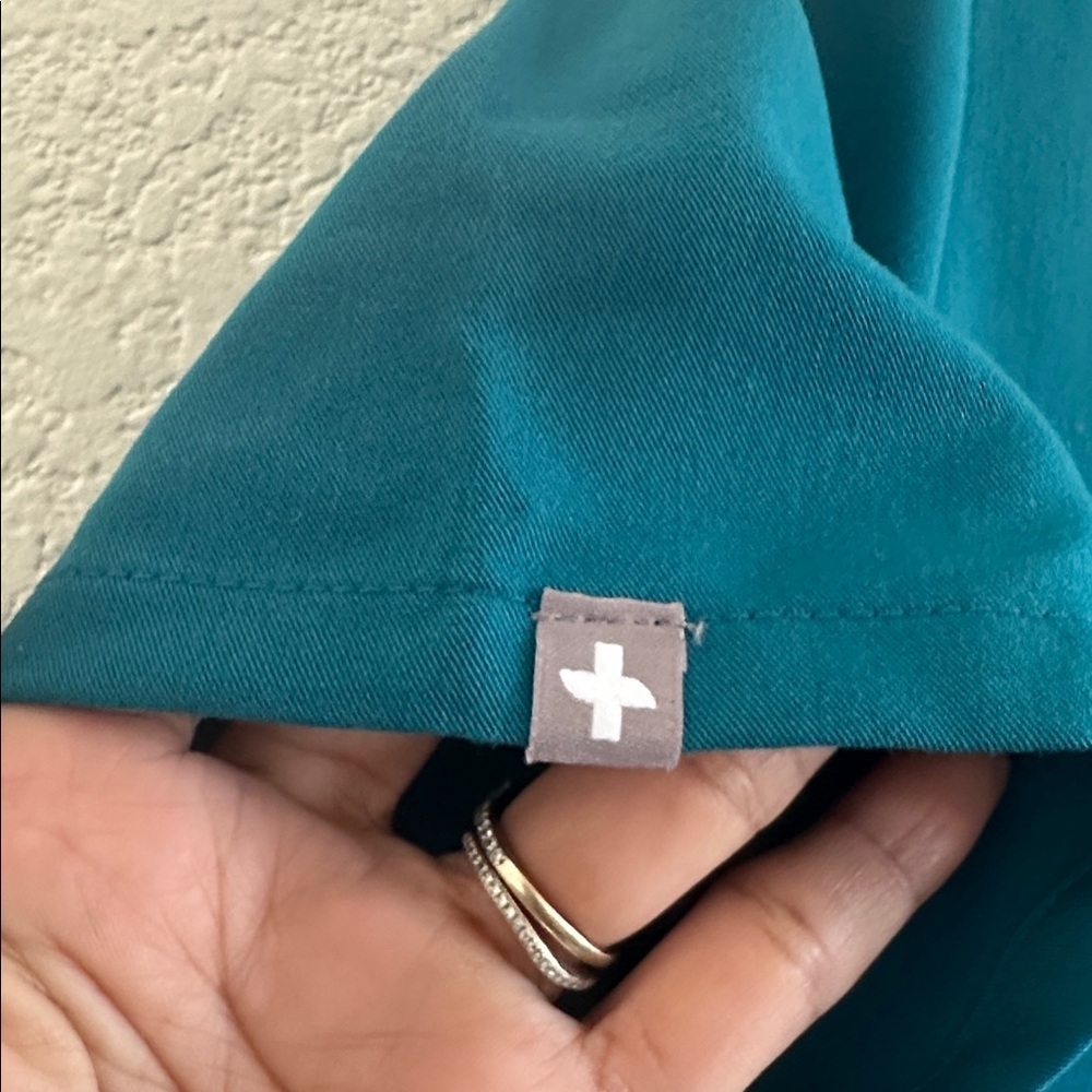NWT Figs Casma three pocket top in Pacific Blue - Picture 6 of 7
